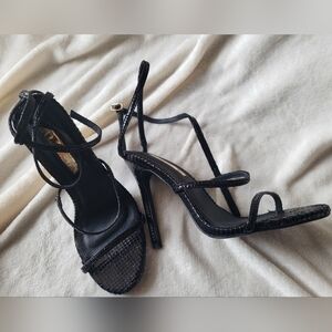 🌻👠 Elegant Black Strappy Textured Heels